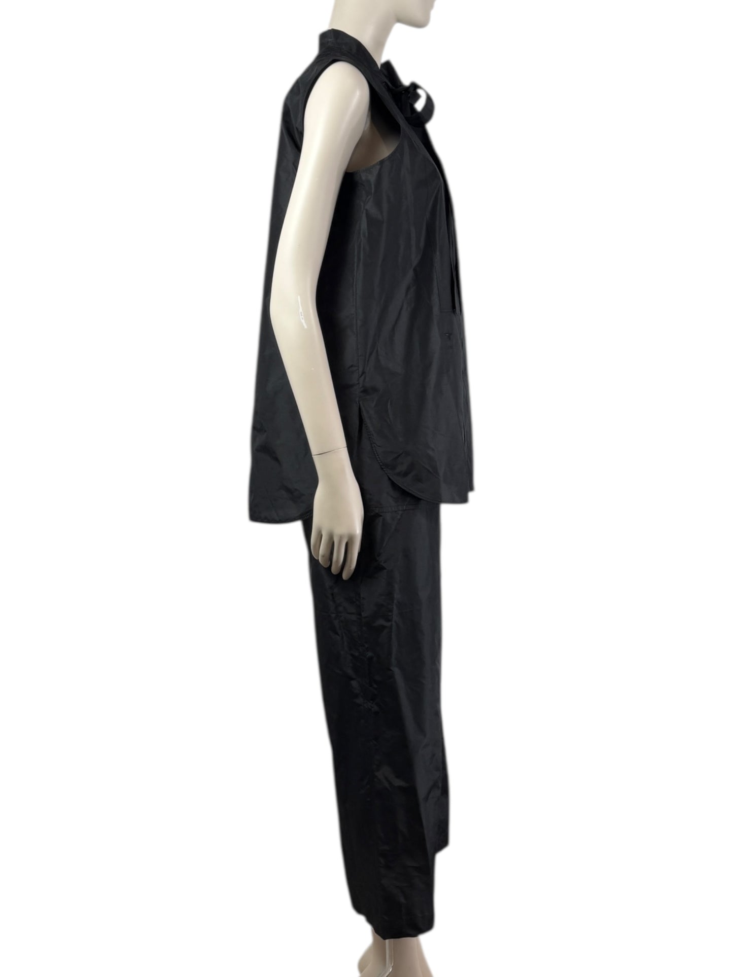 Christian Dior Maria Grazia Chiuri - Fall/Winter 2017-2018  - Look 3 - Black silk ensemble, composed of a sleeveless top with a tie collar and trousers