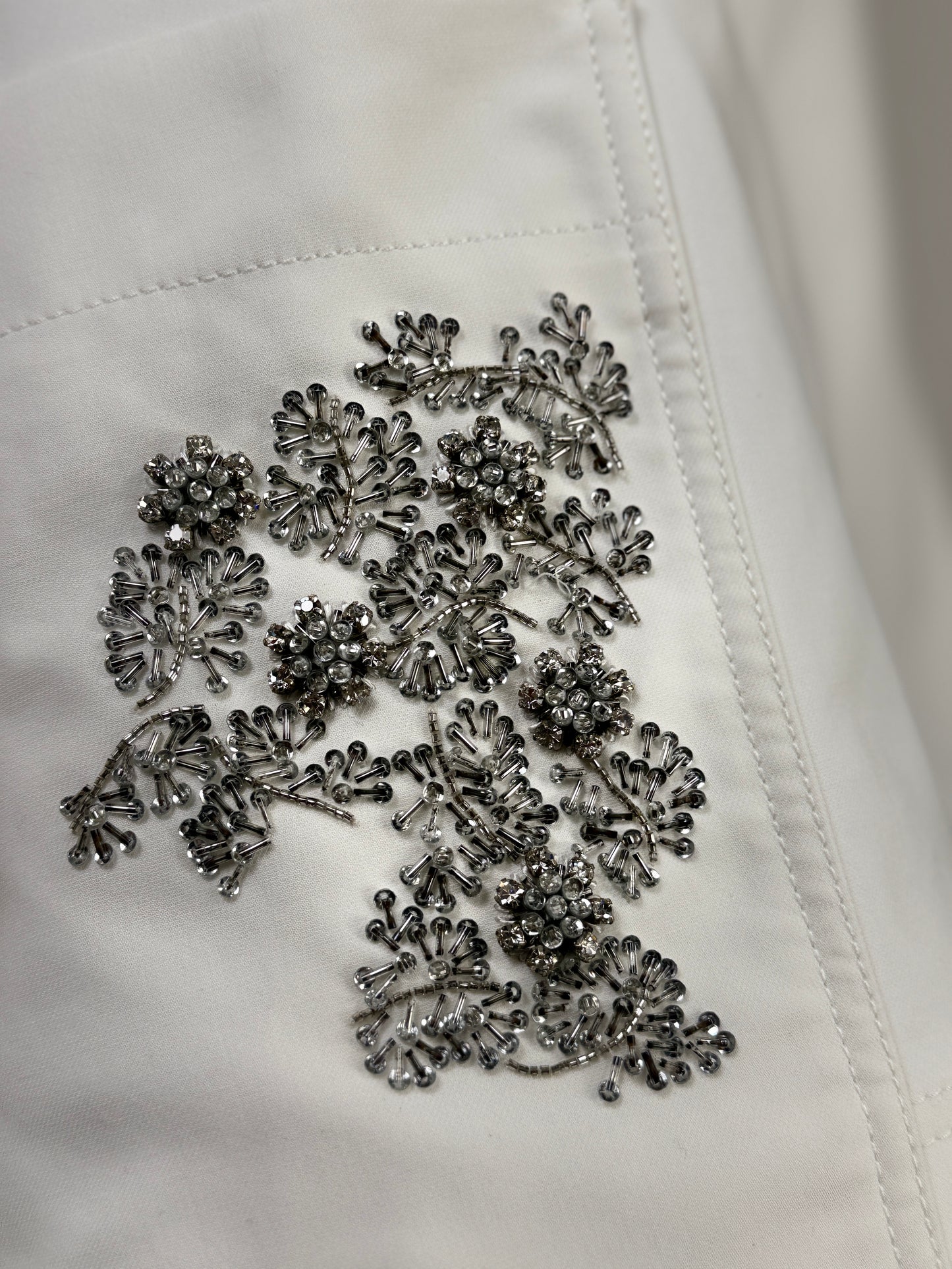 Christian Dior  Raf Simons - Resort 2016  - Sleeveless zip-up dress in white cotton, two pockets embroidered with silver glass beads