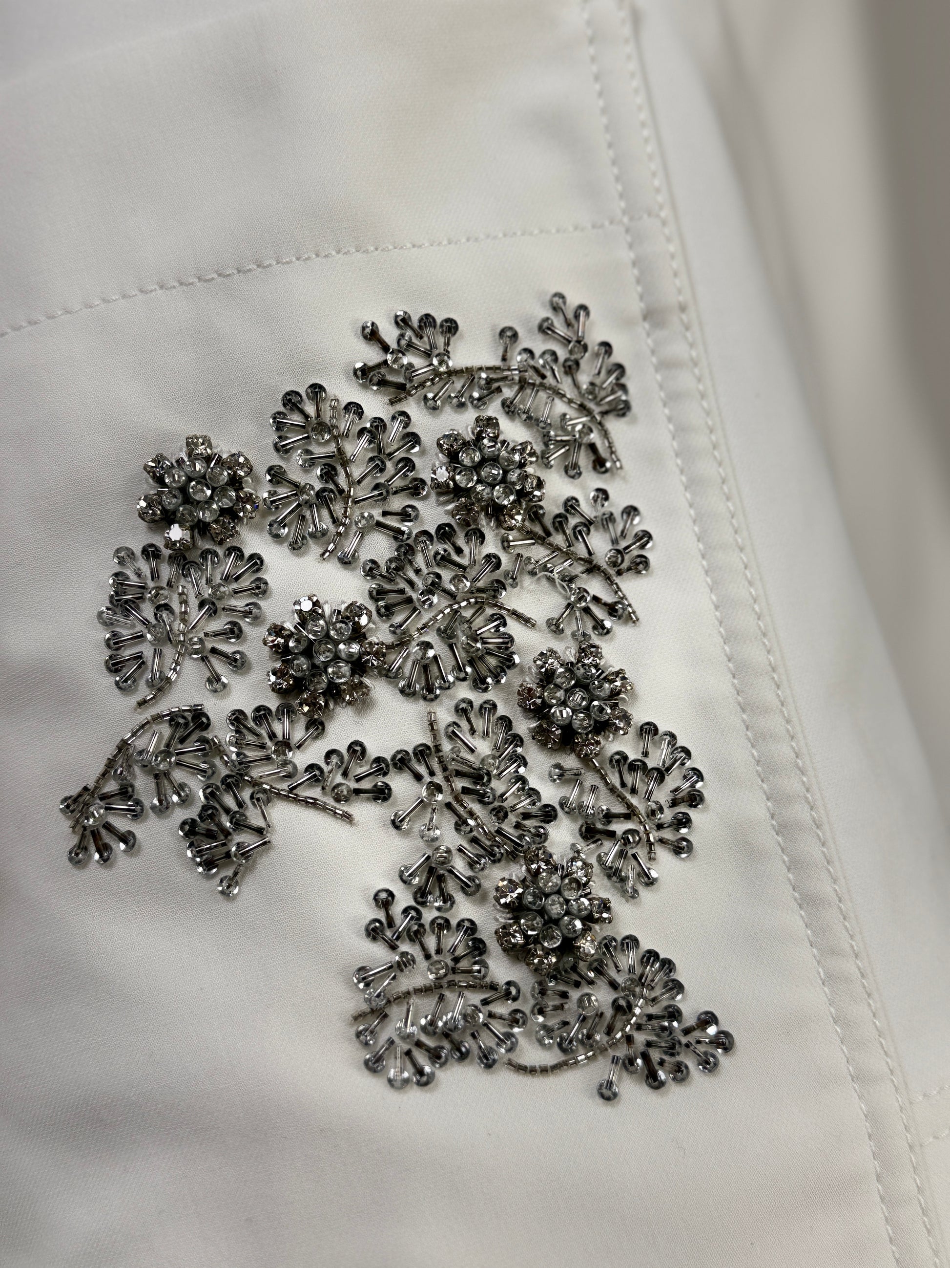Christian Dior  Raf Simons - Resort 2016  - Sleeveless zip-up dress in white cotton, two pockets embroidered with silver glass beads
