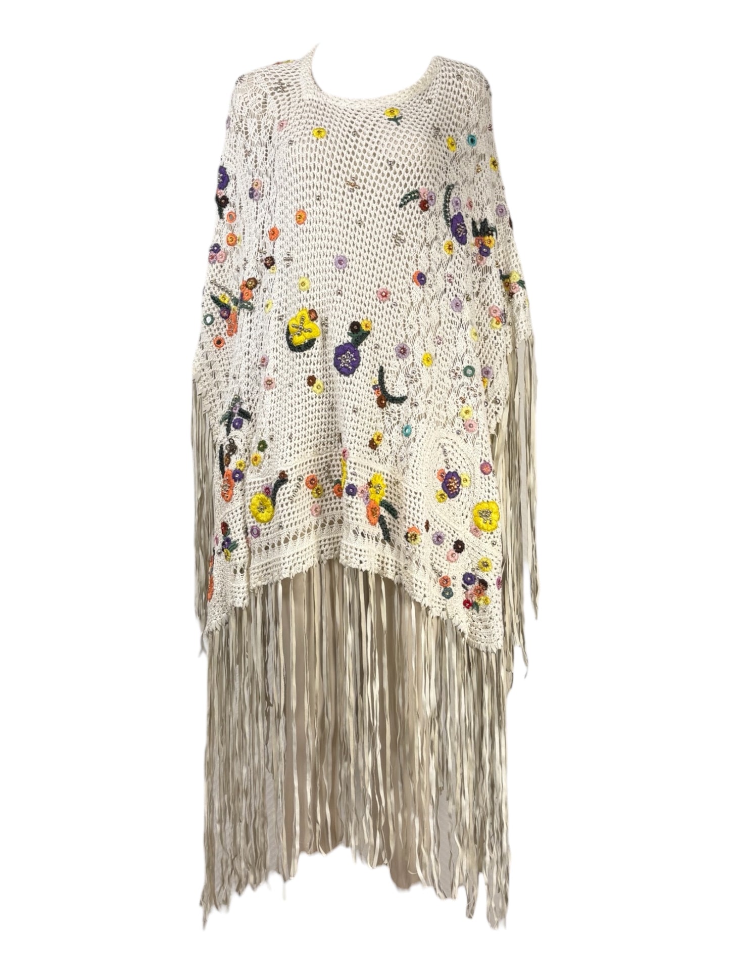 Emilio Pucci Peter Dundas - Spring/Summer 2015 - Look 3 - Ecru crochet poncho embroidered with multicolored flowers, holding matching leather fringes