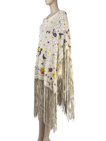Emilio Pucci Peter Dundas - Spring/Summer 2015 - Look 3 - Ecru crochet poncho embroidered with multicolored flowers, holding matching leather fringes 1