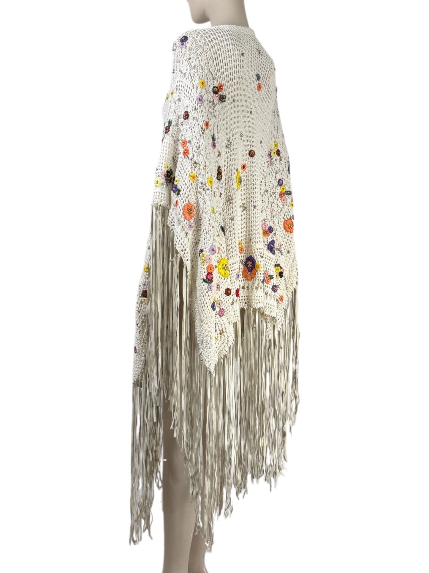 Emilio Pucci Peter Dundas - Spring/Summer 2015 - Look 3 - Ecru crochet poncho embroidered with multicolored flowers, holding matching leather fringes 3