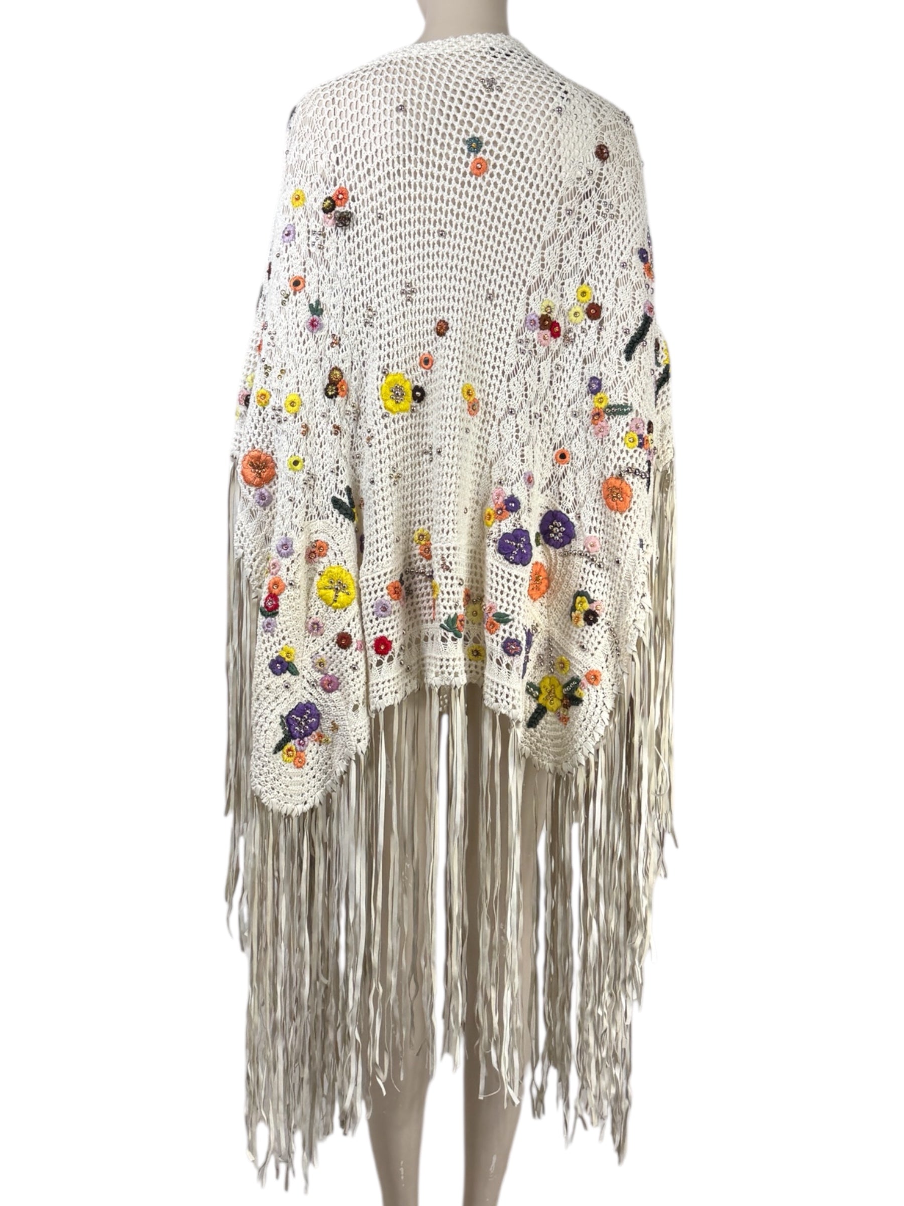 Emilio Pucci Peter Dundas - Spring/Summer 2015 - Look 3 - Ecru crochet poncho embroidered with multicolored flowers, holding matching leather fringes 4