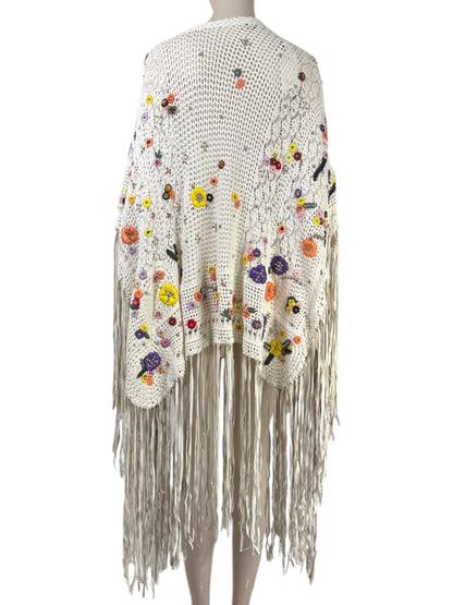 Emilio Pucci Peter Dundas - Spring/Summer 2015 - Look 3 - Ecru crochet poncho embroidered with multicolored flowers, holding matching leather fringes 4