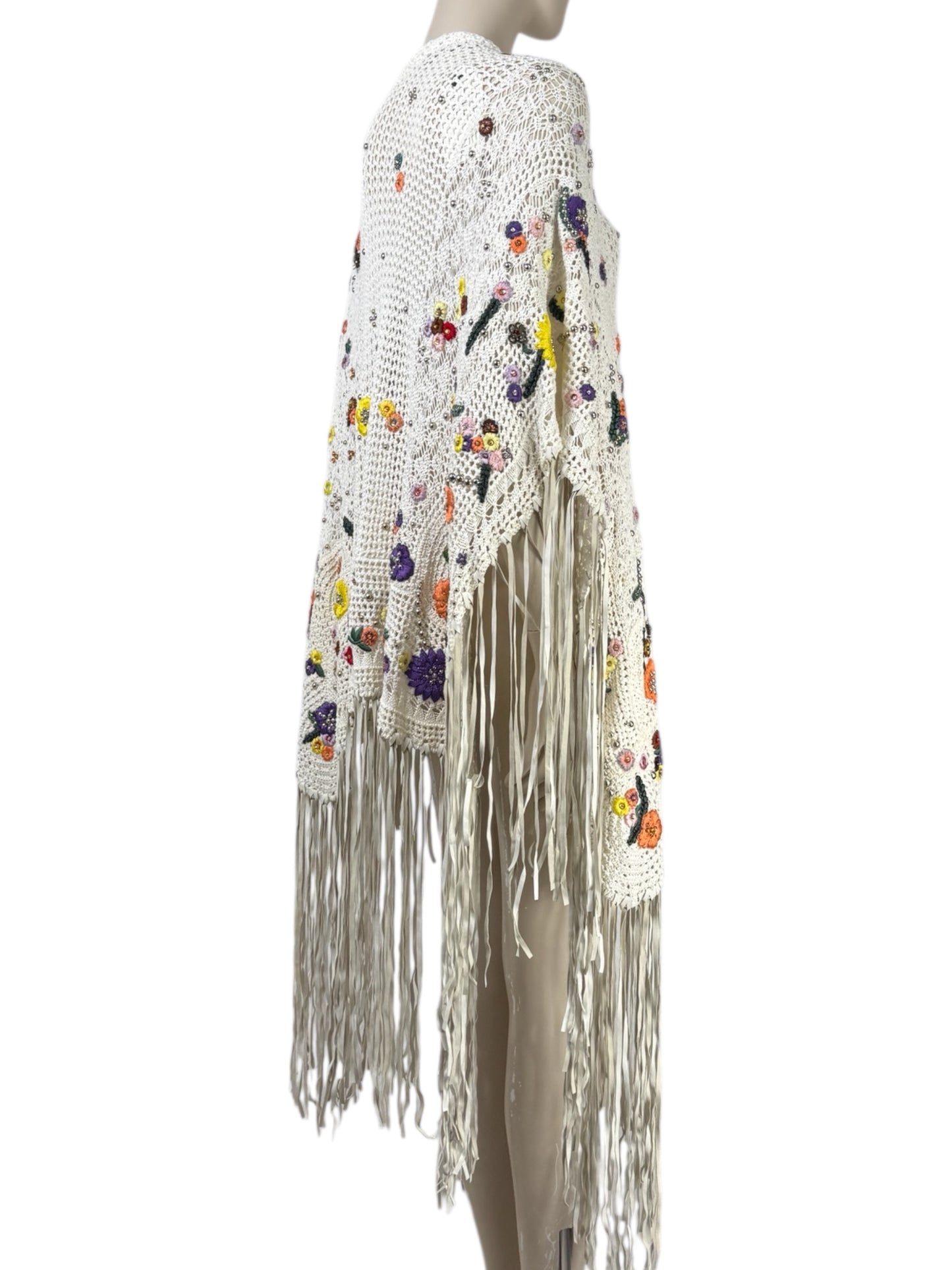 Emilio Pucci Peter Dundas - Spring/Summer 2015 - Look 3 - Ecru crochet poncho embroidered with multicolored flowers, holding matching leather fringes 5