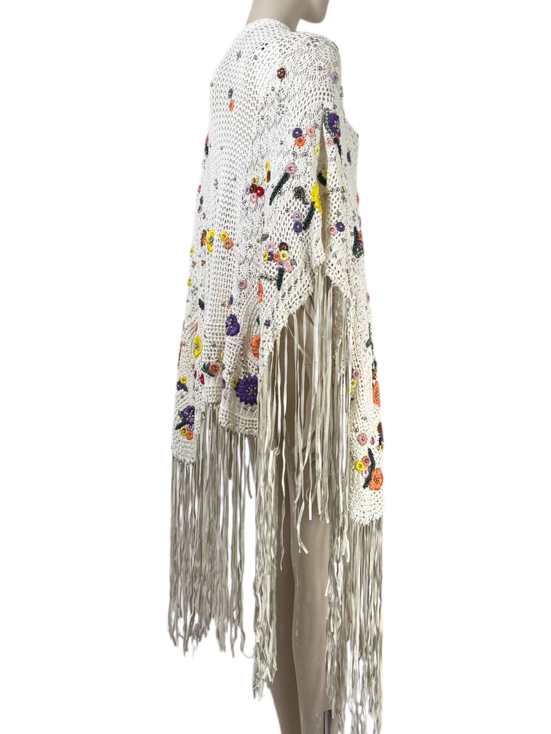 Emilio Pucci Peter Dundas - Spring/Summer 2015 - Look 3 - Ecru crochet poncho embroidered with multicolored flowers, holding matching leather fringes 5