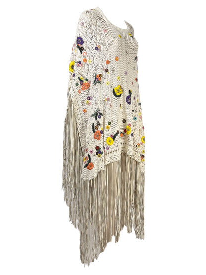 Emilio Pucci Peter Dundas - Spring/Summer 2015 - Look 3 - Ecru crochet poncho embroidered with multicolored flowers, holding matching leather fringes 6
