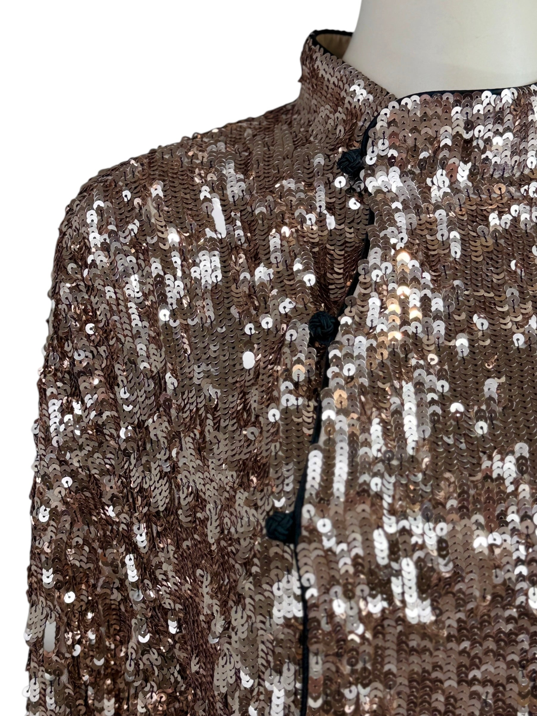 Gucci Salon Alessandro Michele Resort 2023 Look 77 Gold sequined cheongsam shirt