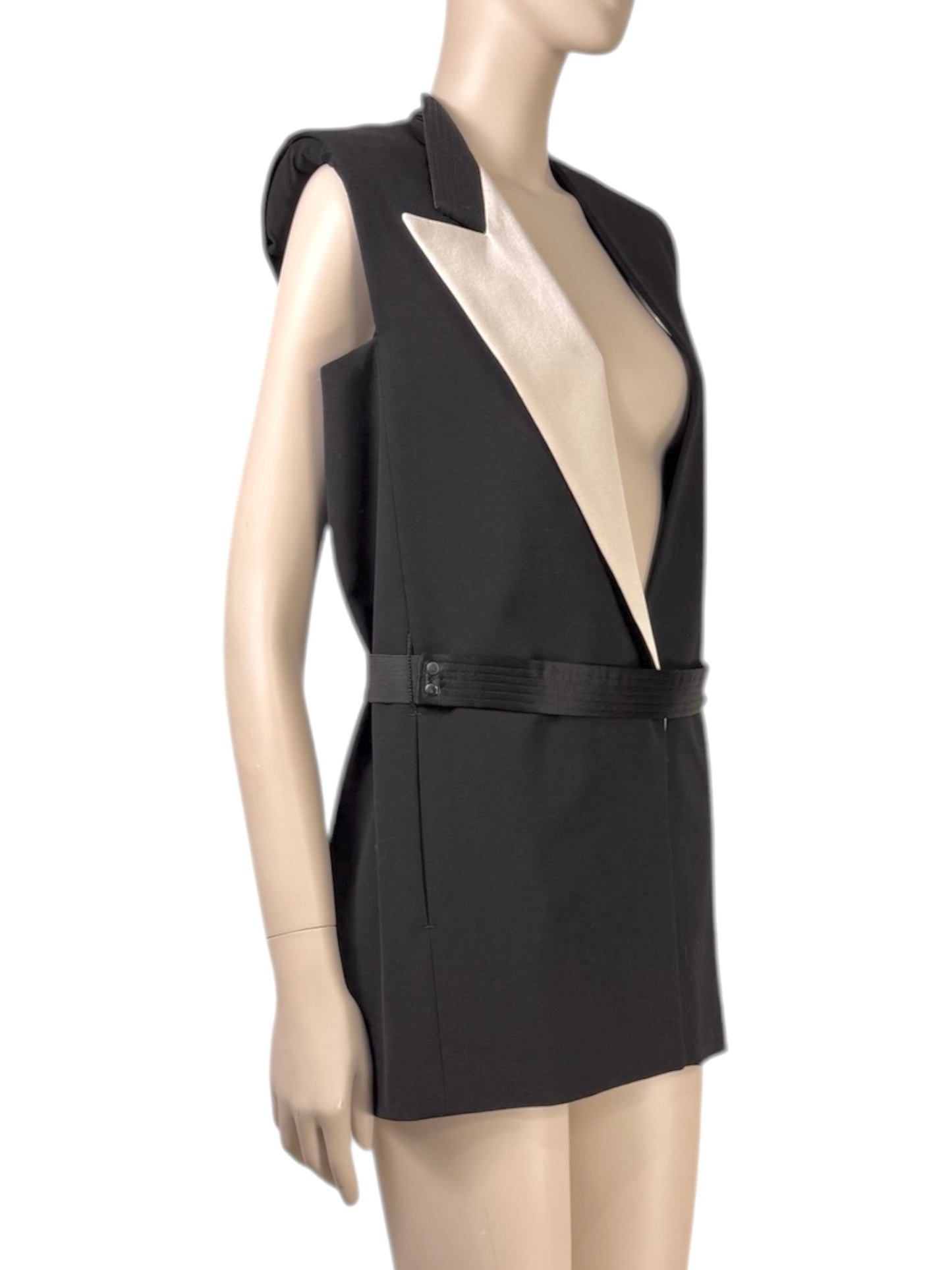 Lanvin Alber Elbaz Spring summer 2013 Look 3 Sleeveless jacket in black wool 23