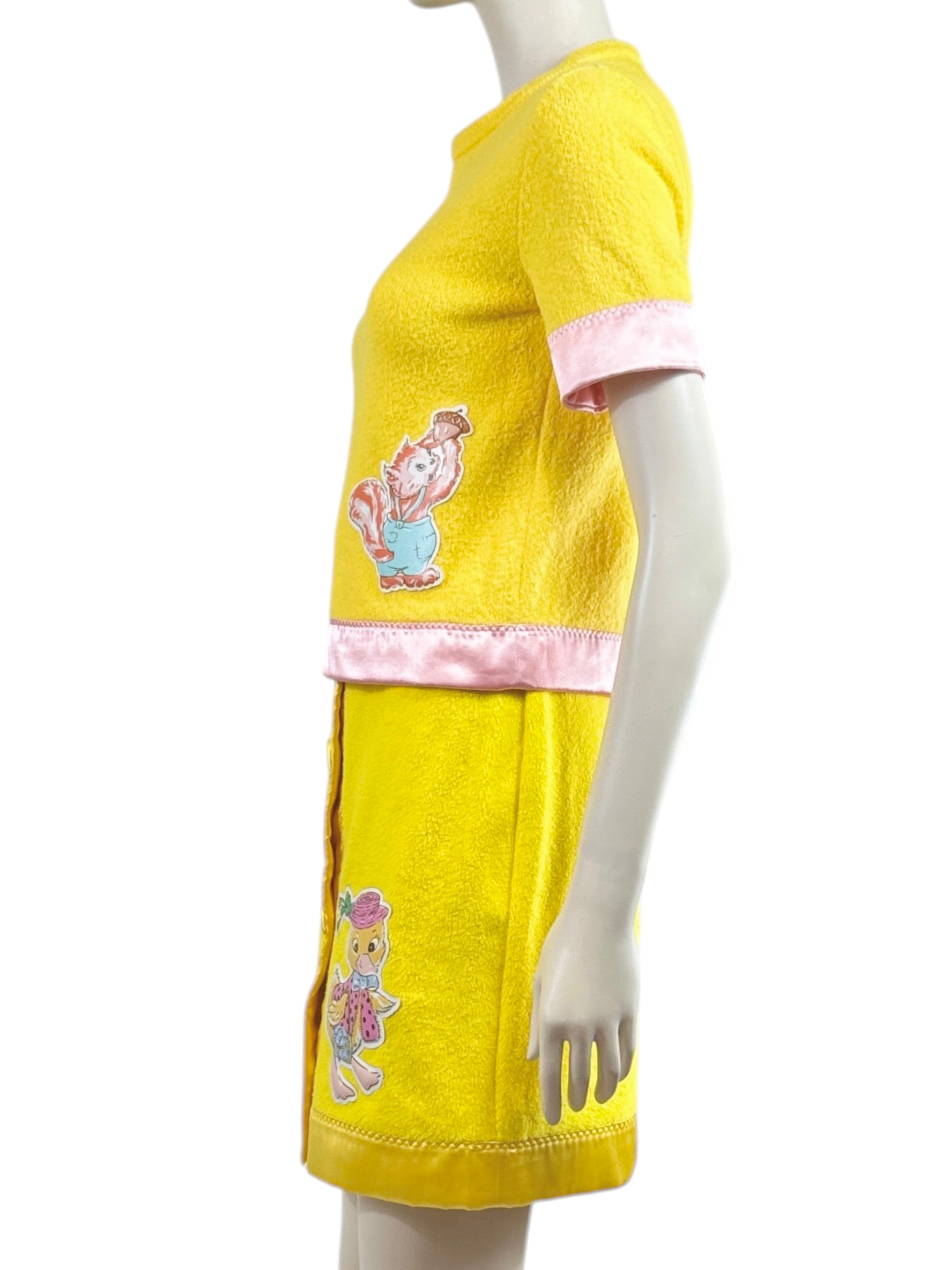 Moschino Couture Jeremy Scott Spring 2022 Yellow pink ensemble