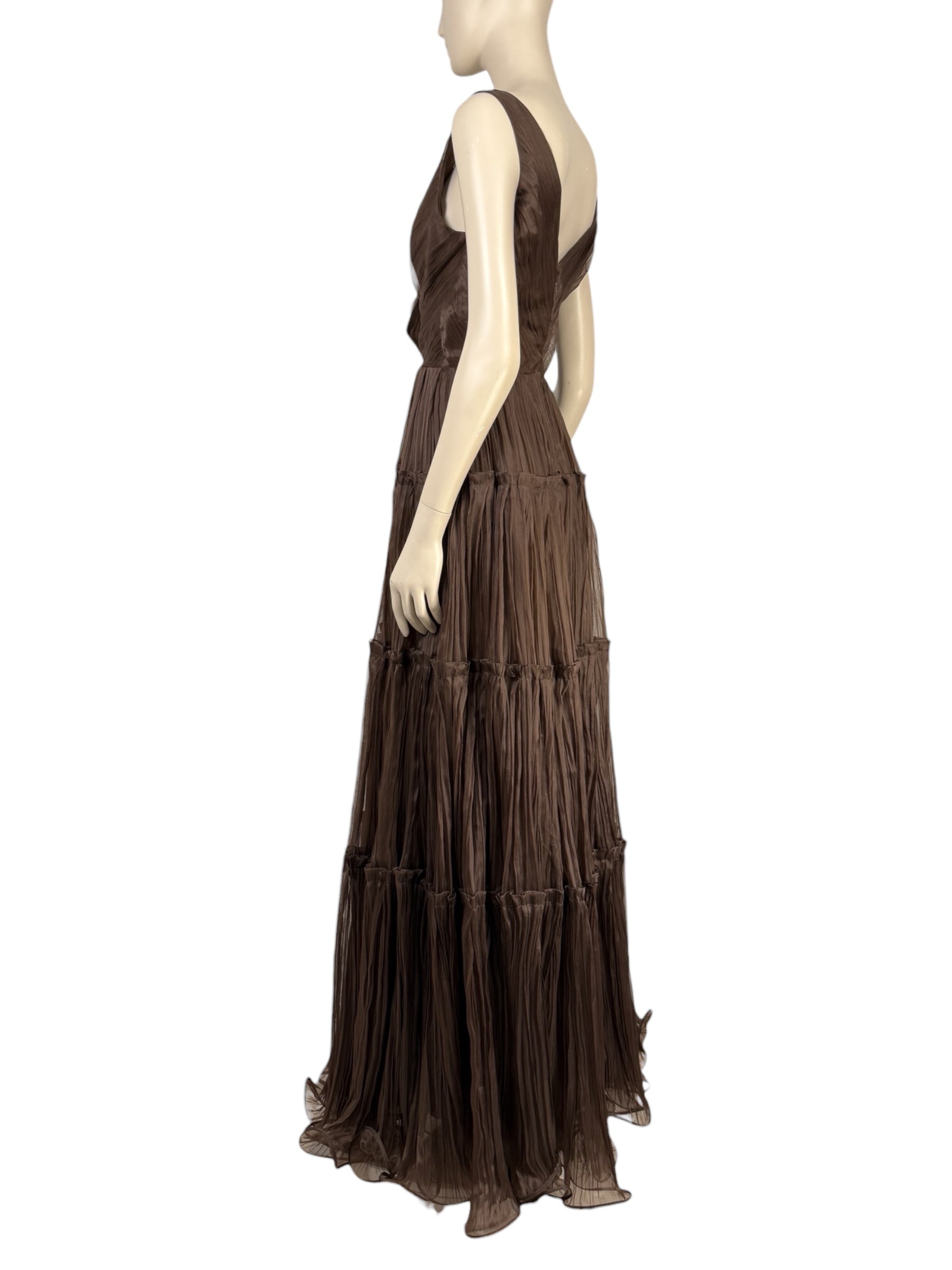 Oscar de la Renta Spring/Summer 2012 Look 46  Long sleeveless dress in pleated cocoa organza  2