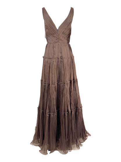Oscar de la Renta Spring/Summer 2012 Look 46  Long sleeveless dress in pleated cocoa organza  3