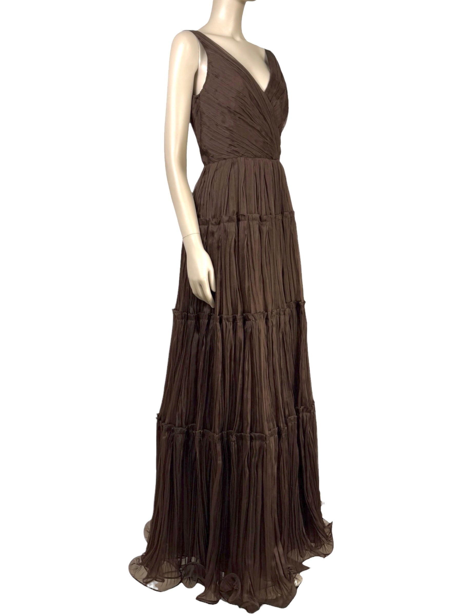 Oscar de la Renta Spring/Summer 2012 Look 46  Long sleeveless dress in pleated cocoa organza  5