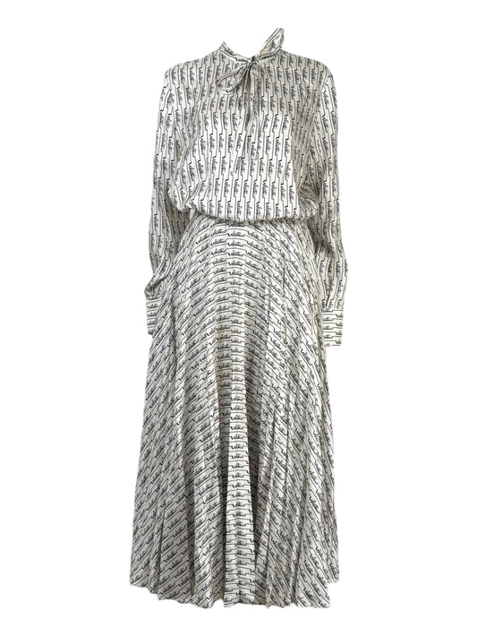 Valentino Garavani, ensemble chemise et jupe en soie imprimé d'écritures 1