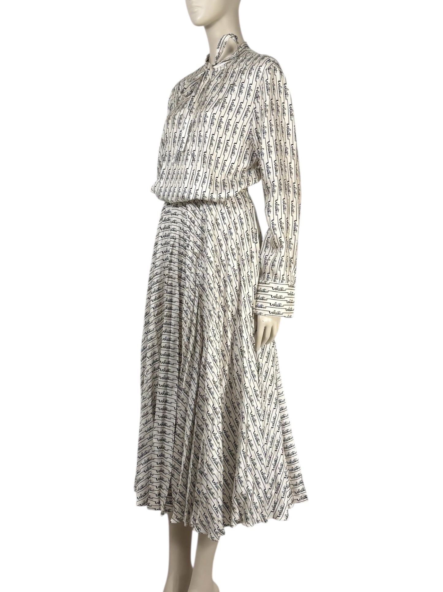 Valentino Garavani, ensemble chemise et jupe en soie imprimé d'écritures 3
