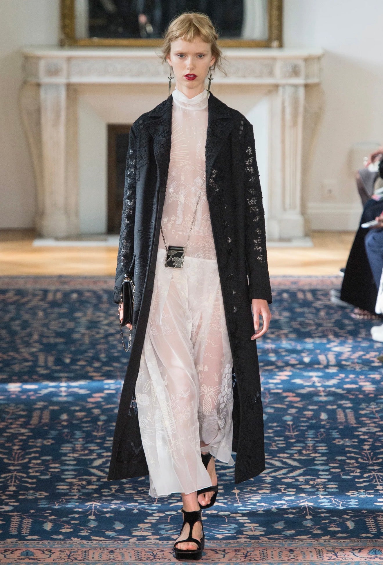 Valentino Pierpaolo Piccioli Spring 2017 Look 33 black coat