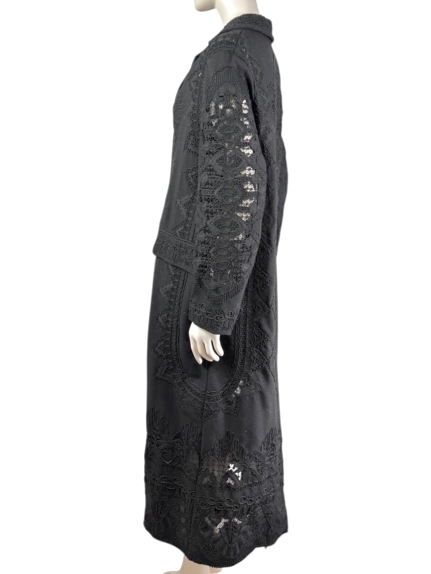 Valentino Pierpaolo Piccioli Spring 2017 Look 33 black coat
