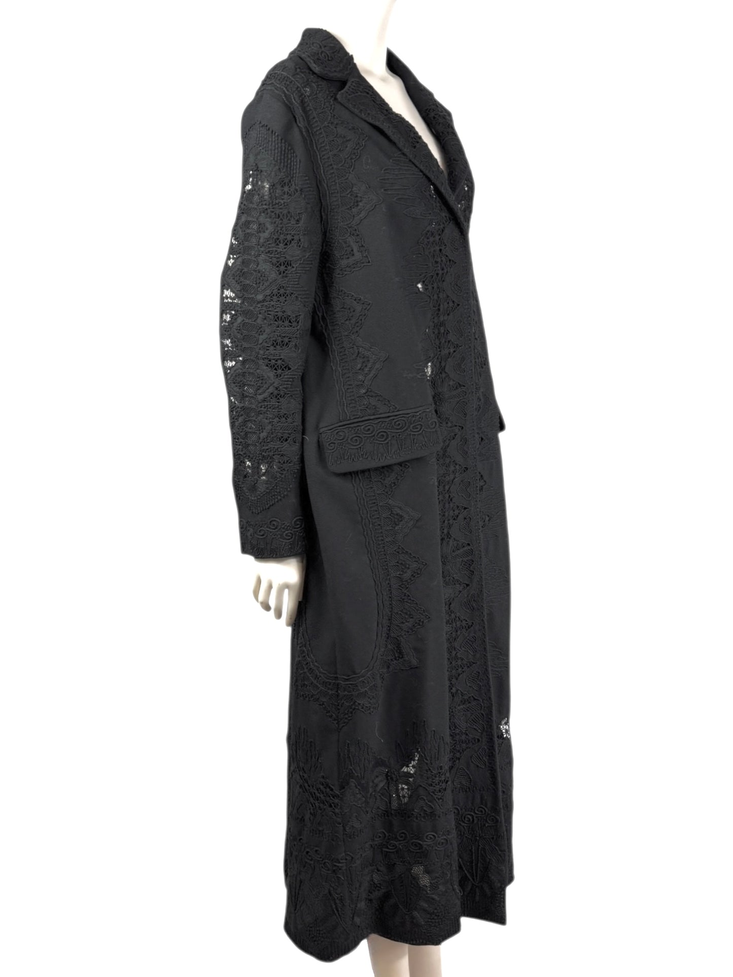 Valentino Pierpaolo Piccioli Spring 2017 Look 33 black coat