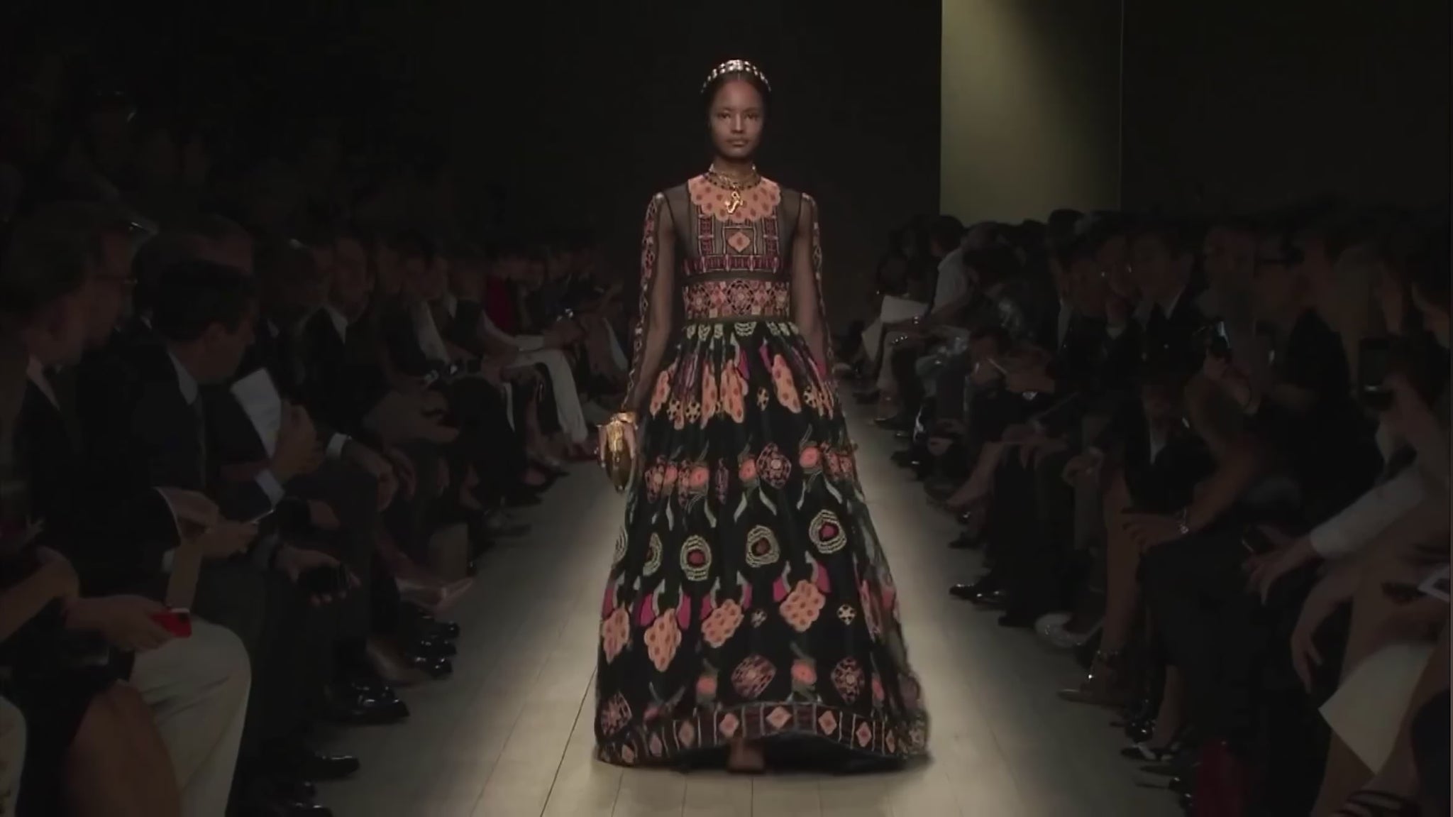 Valentino Pierpaolo Piccioli Spring 2014 Look 72 Gold dragons minaudiere