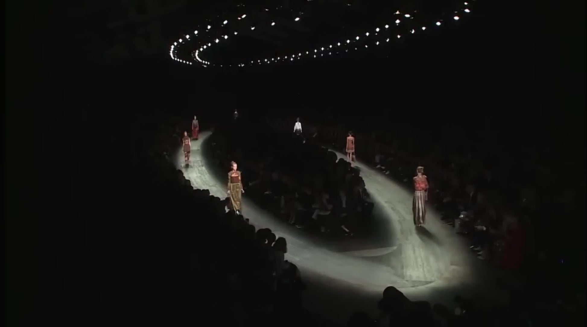 Valentino_Maria_Grazia_Chiuri_Pierpaolo_iccioli_Spring_2016_Elephant_set