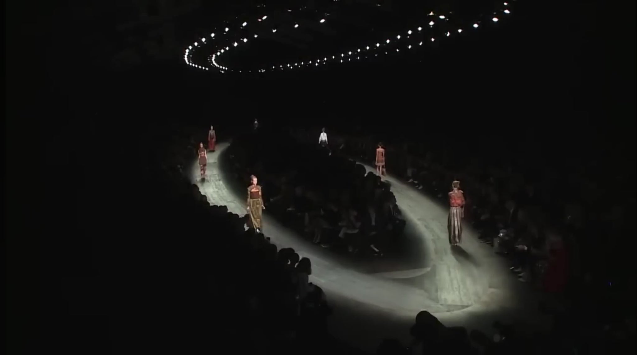 Valentino_Maria_Grazia_Chiuri_Pierpaolo_iccioli_Spring_2016_Elephant_set